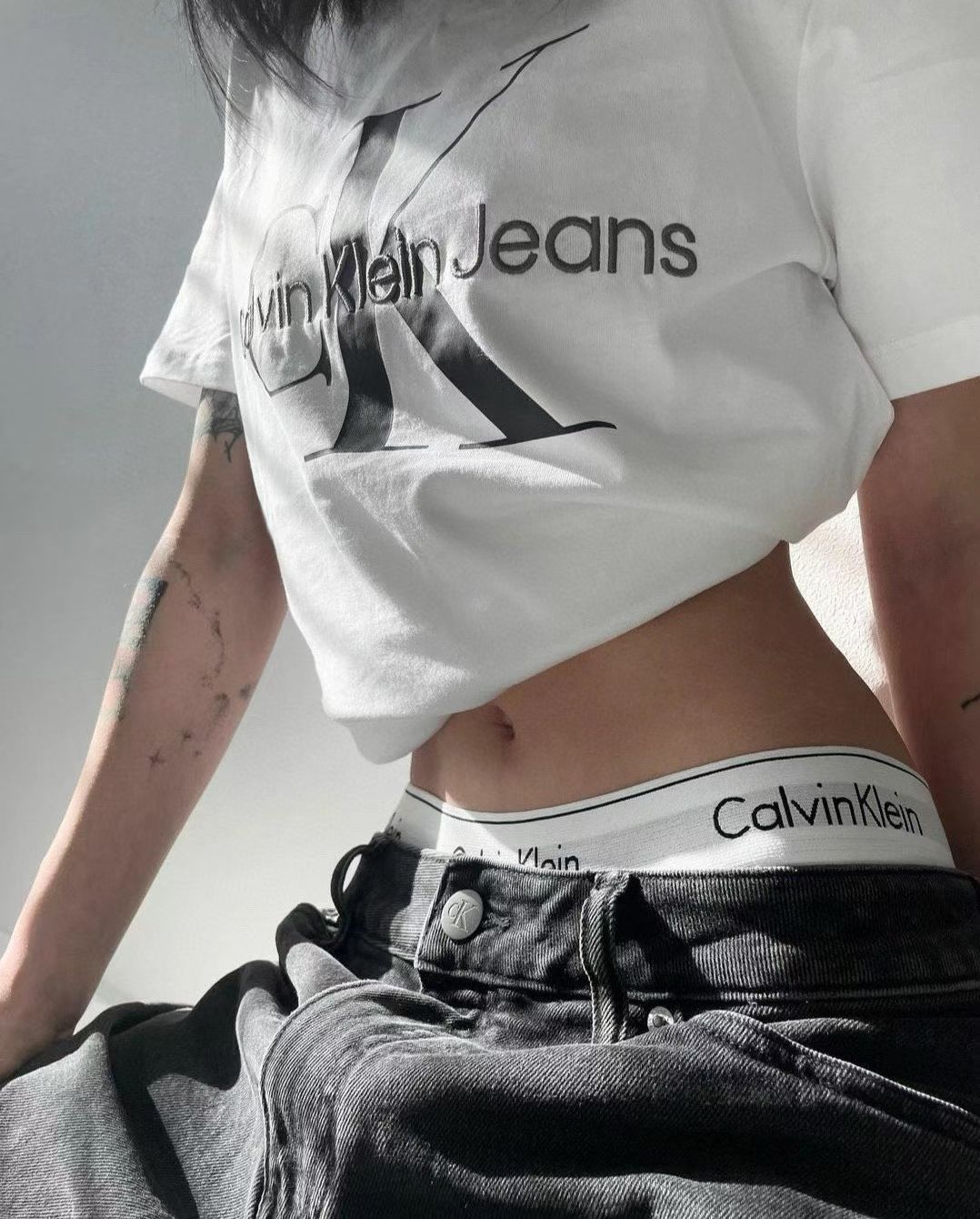 CALVIN KLEIN EMBOSSED LOGO TEE SS23