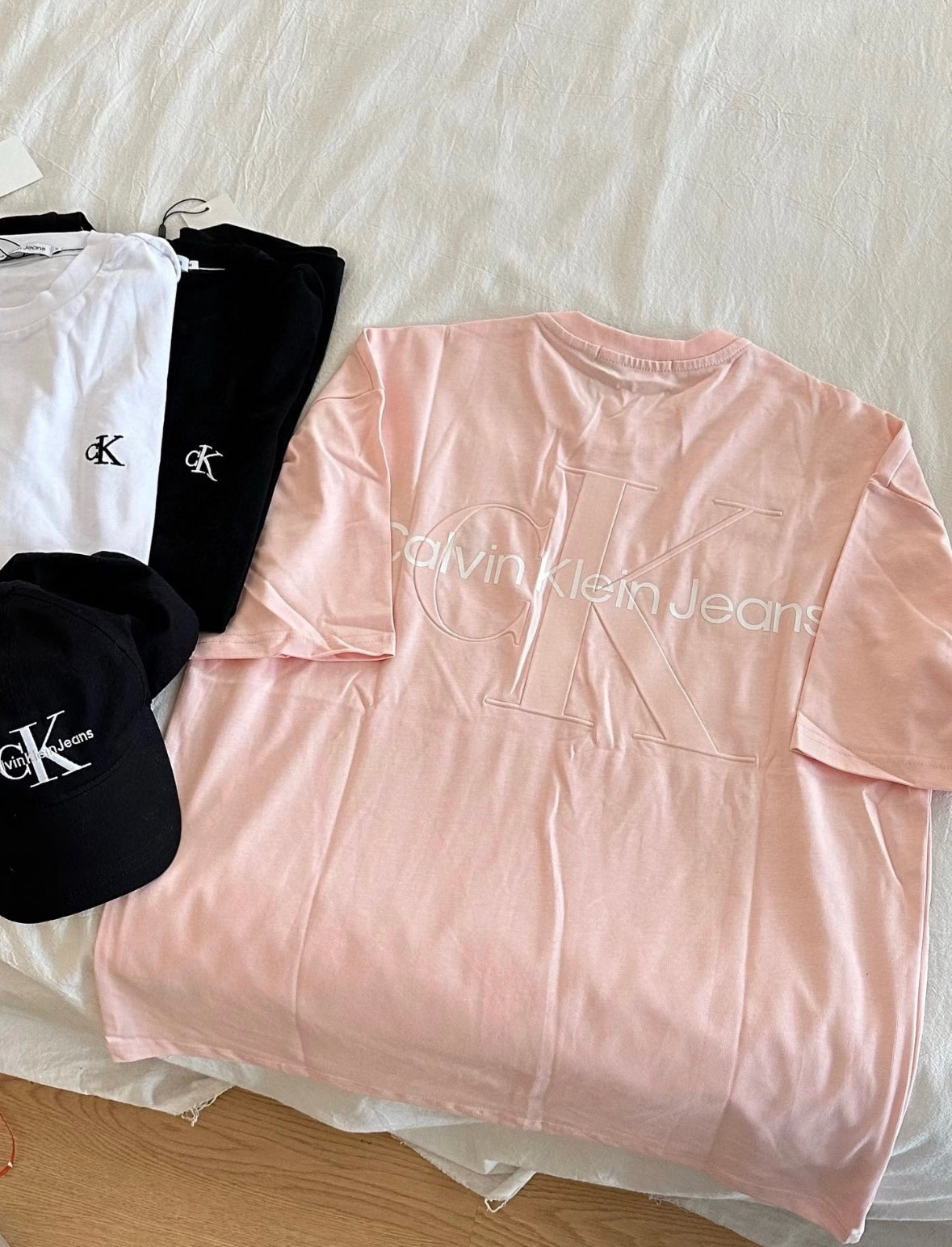 CALVIN KLEIN EMBOSSED LOGO TEE SS24