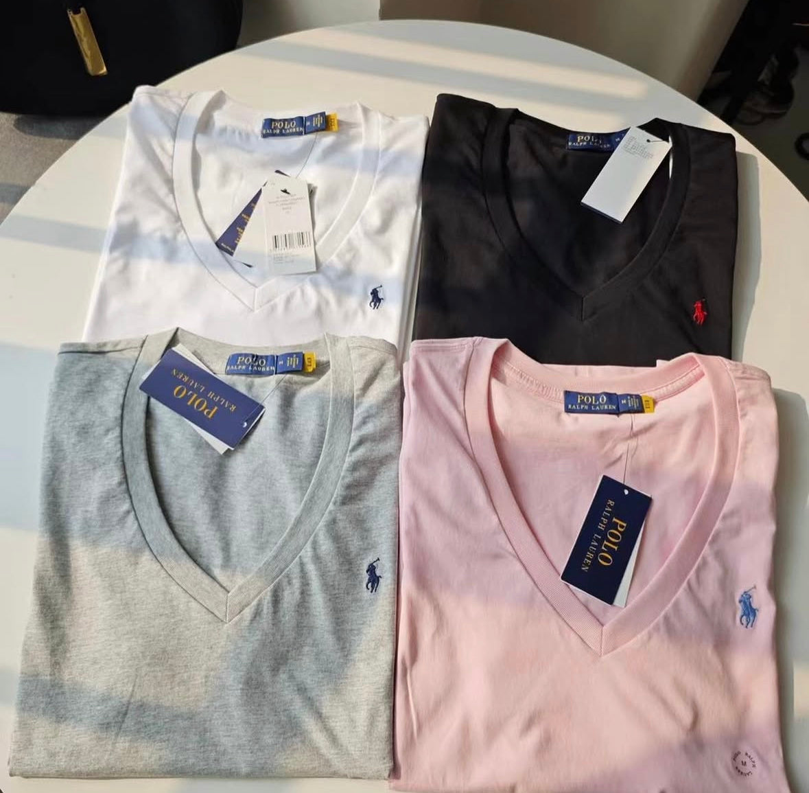 Polo basics v-neck logo tee