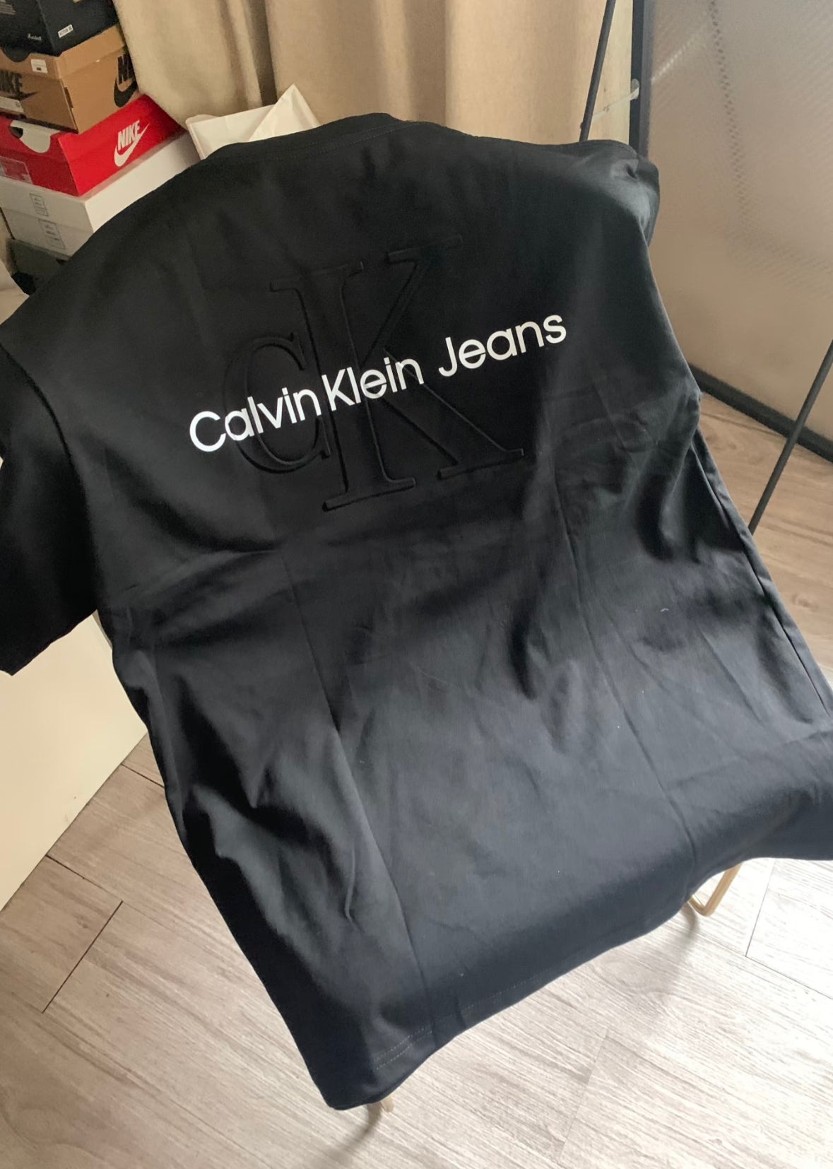 CALVIN KLEIN EMBOSSED LOGO TEE SS24