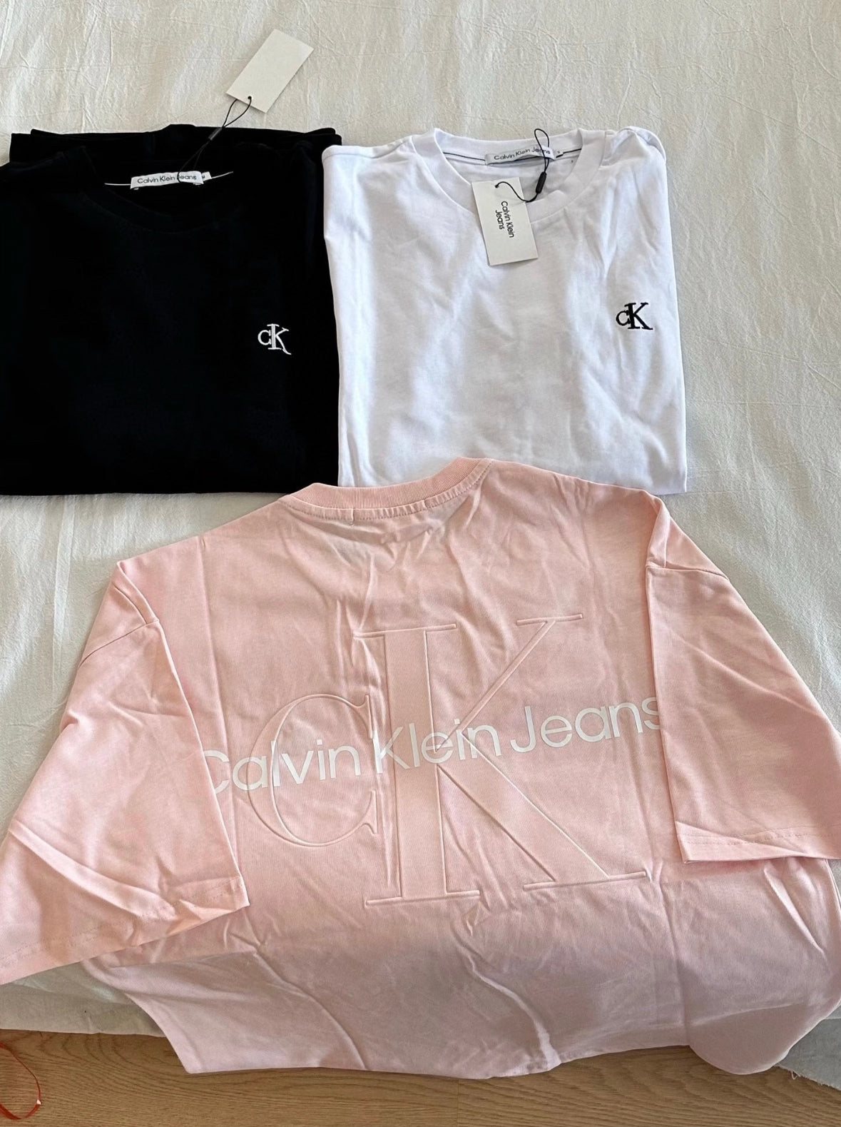CALVIN KLEIN EMBOSSED LOGO TEE SS24