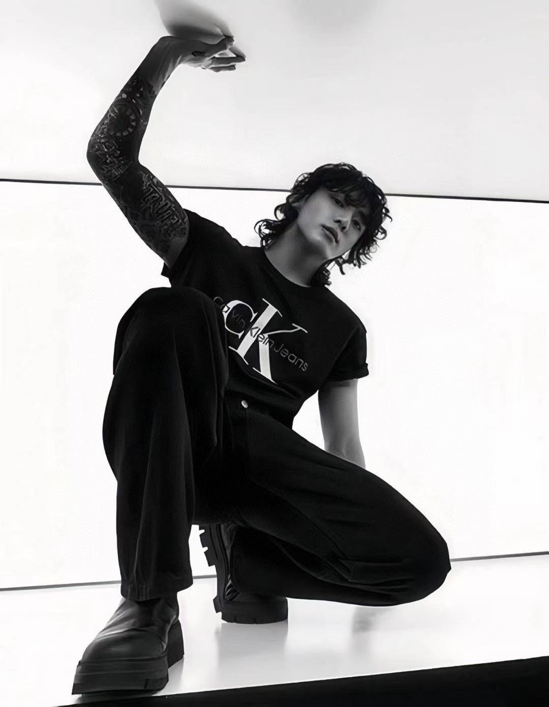CALVIN KLEIN EMBOSSED LOGO TEE SS23
